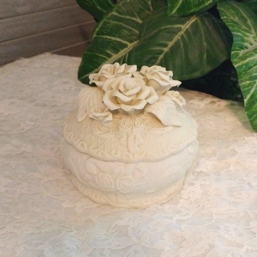 ⚜️ Vintage 3D Rose Porcelain Bisque Round Trinket/Jewelry Holder